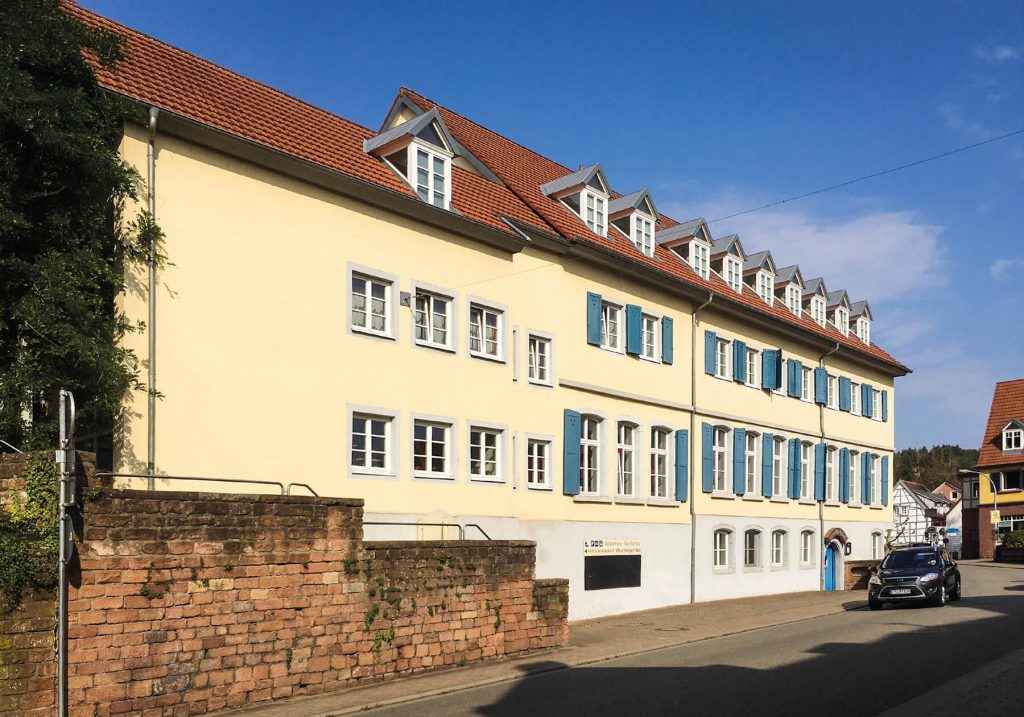 Der Otterberger Hof von der Hauptstraße aus, Hauptgebäude mit blauen Fensterläden