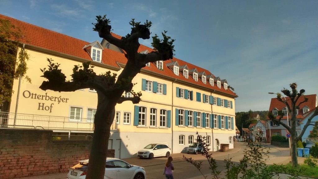 Fassade mit Schriftzug Otterberger Hof am Abend