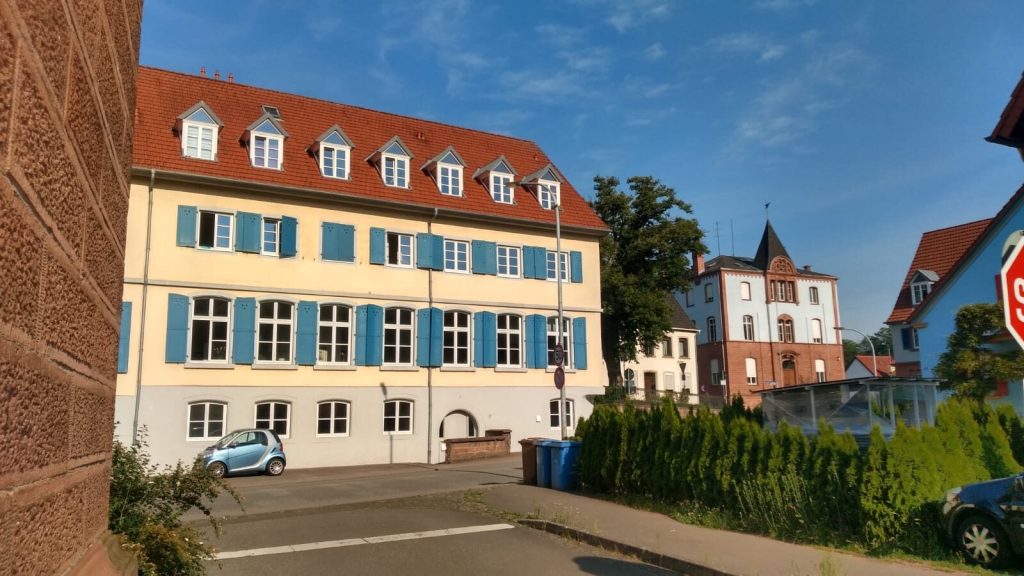 Hauptgebäude mit den blauen Fensterläden