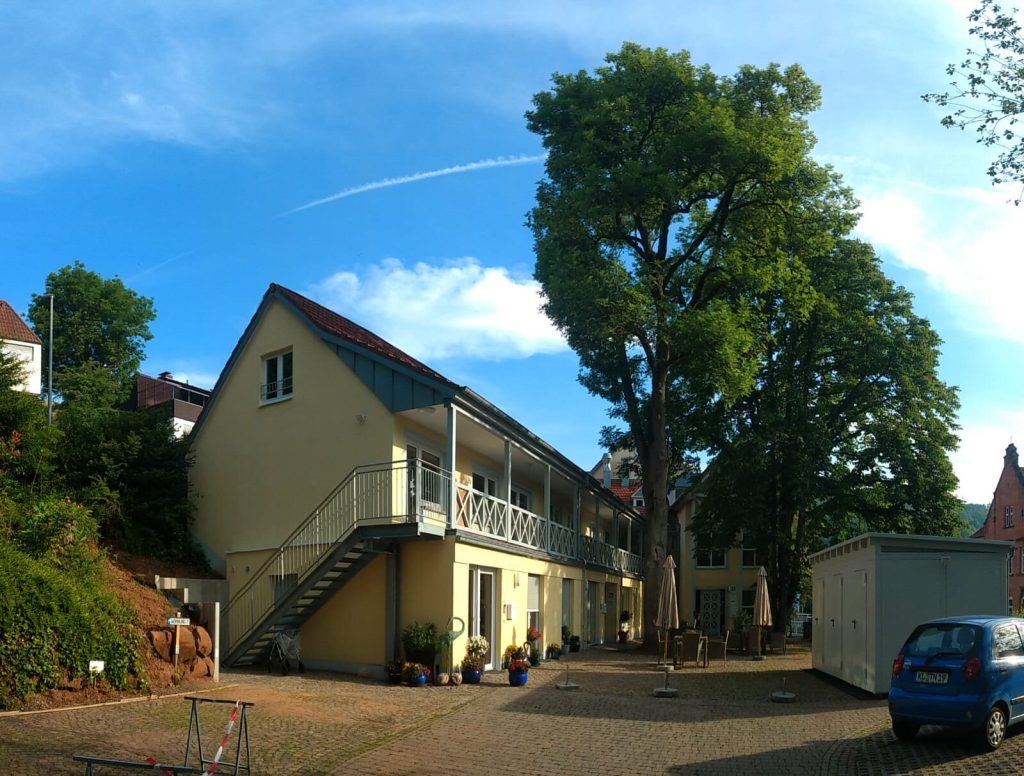 Innenhof mit Gartenhaus und Sitzplätzen
